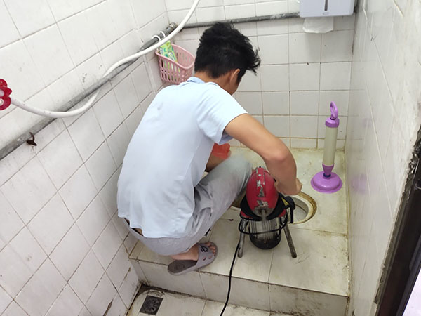 浦口管道堵塞冒臭气 专业师傅现场解决问题